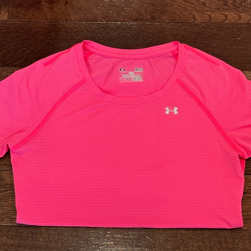Women’s Under Armour Fitted top-size Small.